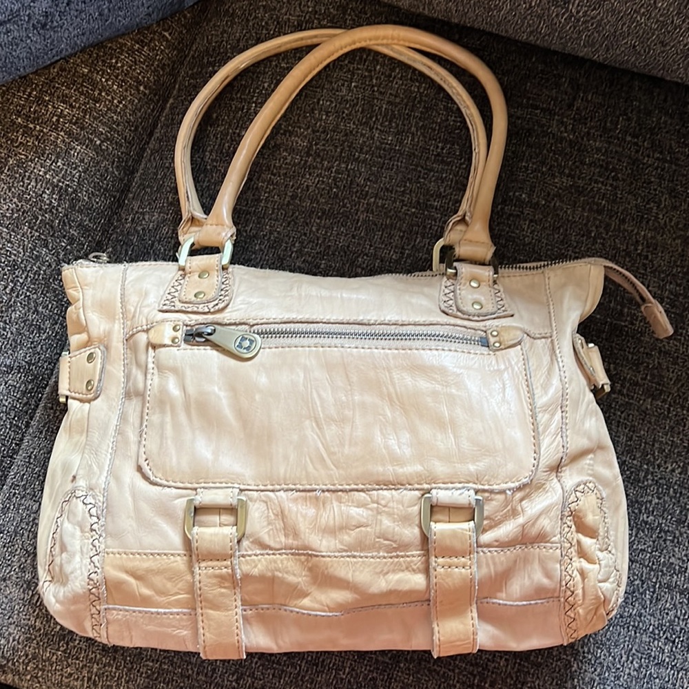 Beautiful Kenneth Cole leather shoulder bag